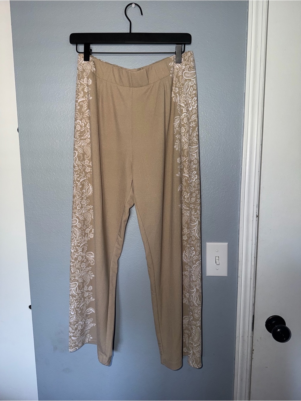 Isaac Mizrahi Beige Ponte Wide-Leg Pants with White Floral Side Panels